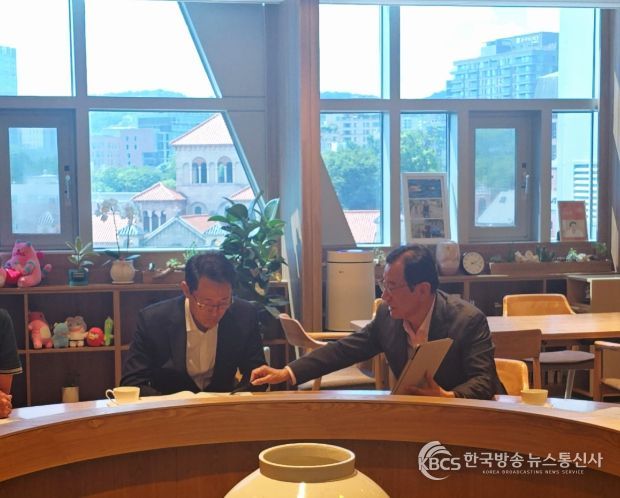 22일 이현재 하남시장(오른쪽)이 오세훈 서울시장(왼쪽)을 만나 위례신사선 하남연장 등 주요 교통현안을 건의하고 있다.