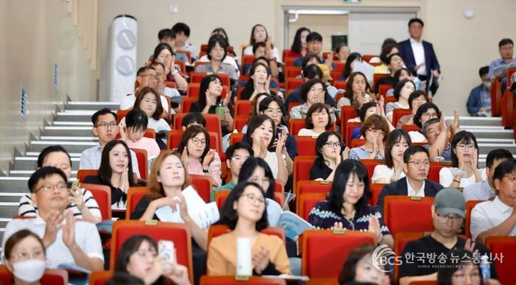 박수치는 참석자들