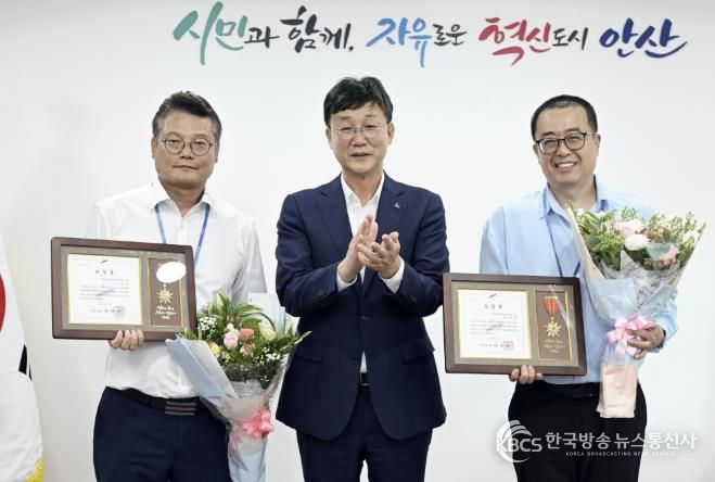 이민근 안산시장(가운데)이 모범 시민 표창장을 수여하고 수상자들과 함께 기념촬영을 하고 있다.