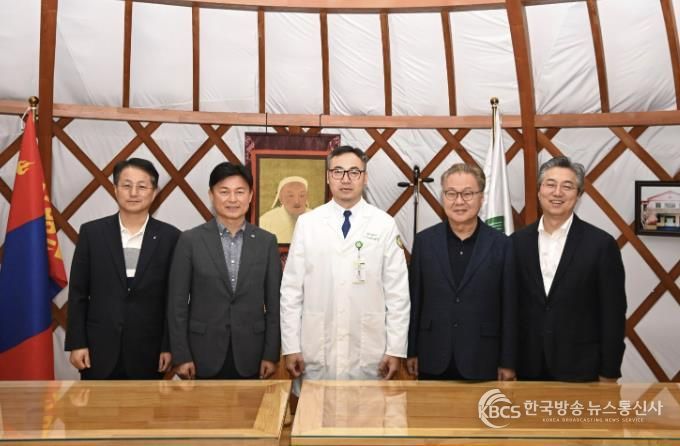 조용익 부천시장(왼쪽에서 두번째)이 22일 ‘몽골 국립외상센터’를 방문해 주요 병원시설을 살펴보고 관계자와 의료 교류 방안에 대해 논의했다.