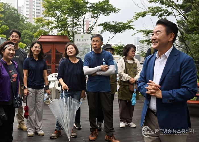 김동근 시장이 8월 26일 추동 숲정원을 방문해 시민참여단과 소통하고 있다.