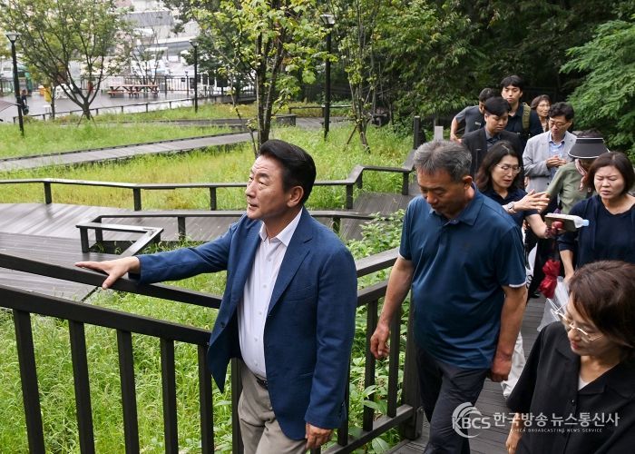 김동근 시장이 8월 26일 추동 숲정원을 방문해 시민참여단과 현장을 점검하고 있다.