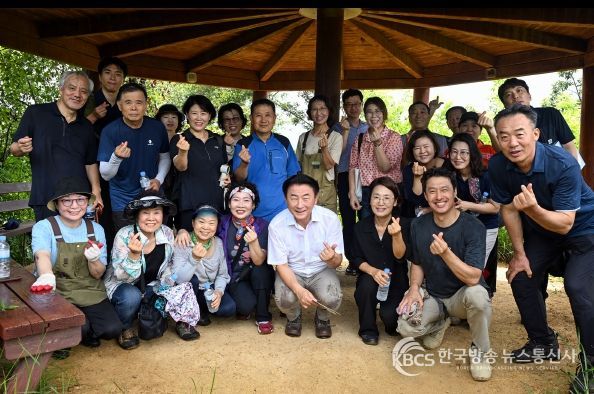 김동근 시장이 8월 26일 추동 숲정원에서 시민참여단과 기념사진을 찍고 있다.