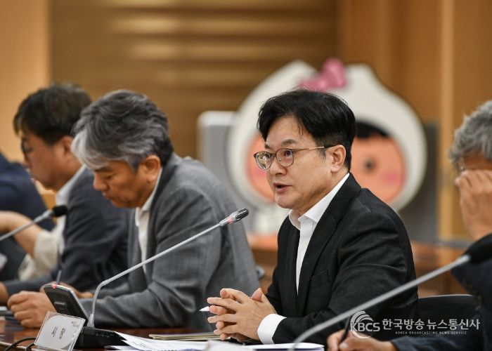 확대간부회의에서 김병수 시장이 현안 점검을 하고 있다.