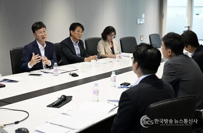 이민근 안산시장(왼쪽 첫번째)이 글로벌 반도체 소재 전문기업 ‘인테그리스 코리아 테크놀로지(KTC)’를 방문, 현장에서 간담회를 진행하고 있다.