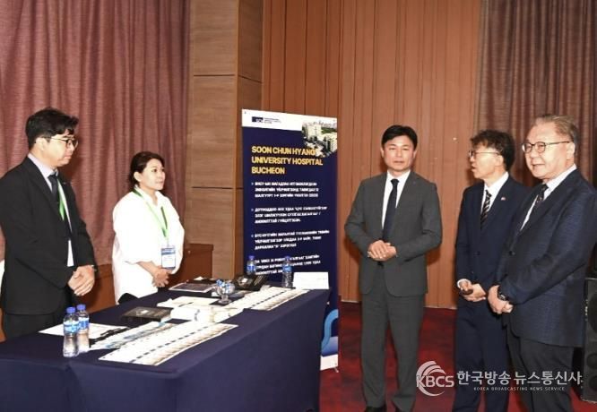 의료기관 상담 부스 운영 모습(왼쪽부터 이유영 순천향대학교부속부천병원 국제의료협력팀장, 순천향대학교부속부천병원 김사랑 몽골 코디네이터, 조용익 부천시장, 주몽골 대한민국 최진원 대사, 문종호 순천향대학교부속부천병원장)