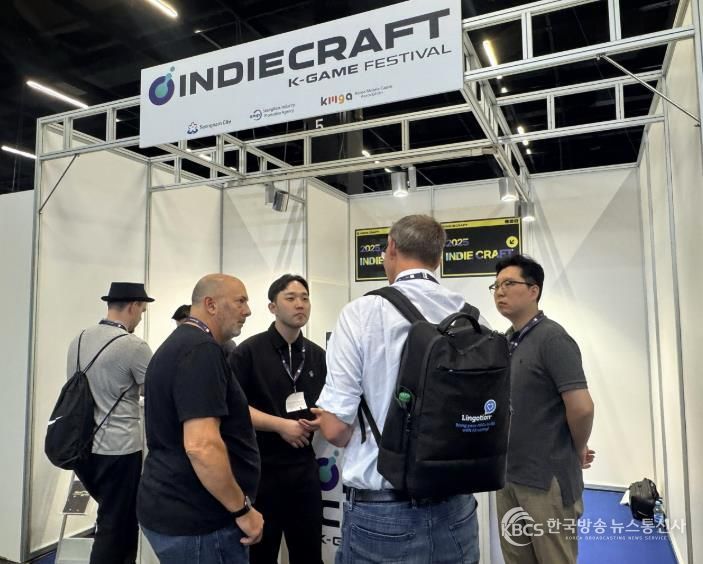 인디크래프트 홍보부스를 방문한 해외 관계자들. 제공 : 한국모바일게임협회