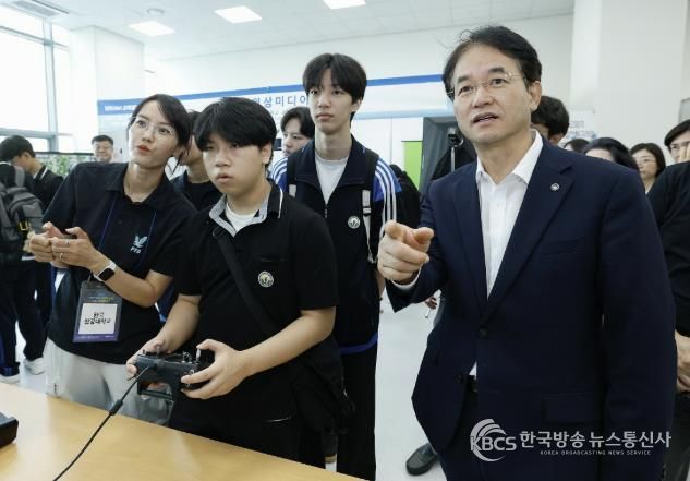 ‘2025 고양 미래 진로박람회’진로 체험 부스를 방문한 이동환 고양특례시장이 학생들과 함께 진로 체험을 하며 소통하고 있다