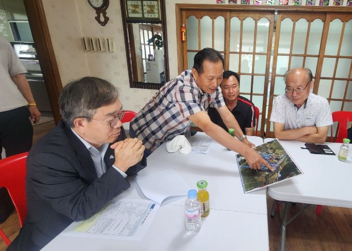 조승문 화성특례시 제2부시장(사진 왼쪽)이 28일 여주시 구양리를 방문해 햇빛두레 발전소 운영과 관련한 설명을 듣고 있다