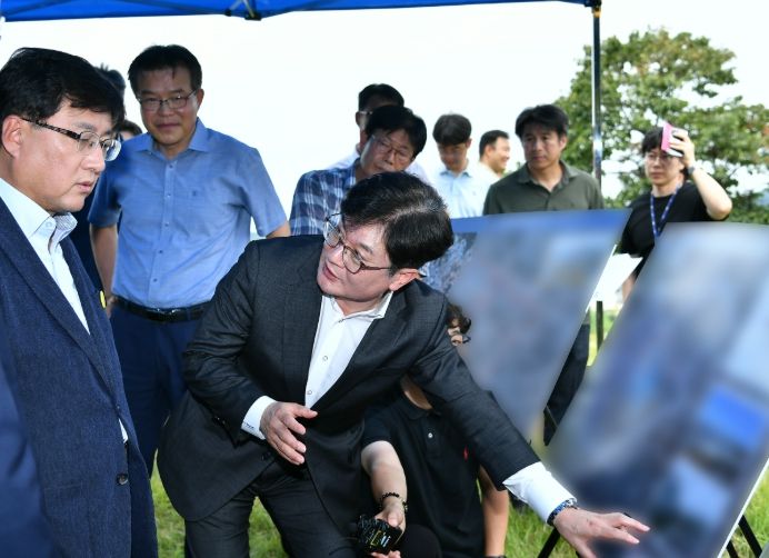 28일, 김병수 김포시장과 김성환 환경부 장관이 김포환경재생혁신복합단지에 대해 논의하고 있다.