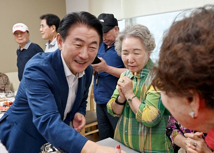 김동근 시장이 8월 29일 롯데캐슬골드파크2단지아파트 경로당을 방문해 노인들과 소통하고 있다.