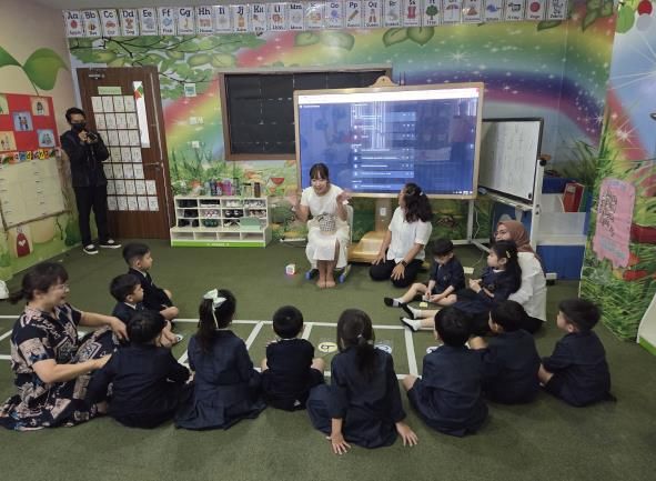 유치원과 초등교사가 현지 유아 및 학생들과 소통하는 모습.