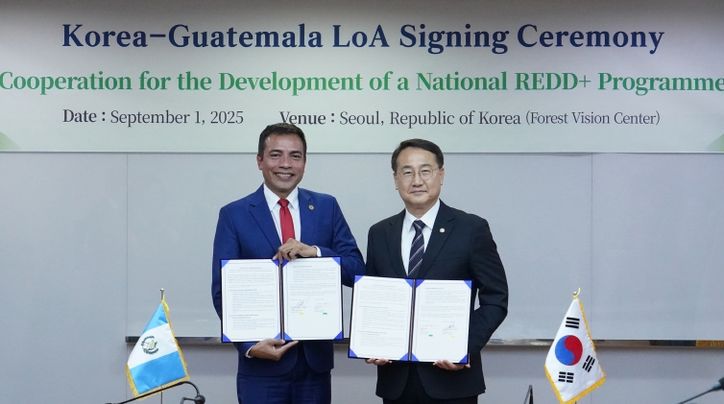 1일 산림청 서울사무소에서 김인호 산림청장(오른쪽)이 브루노 아리아스 리바스 과테말라 산림청장(왼쪽)과 REDD 협력합의서에 서명하고 기념 촬영을 하고 있다.