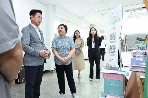 김동근 시장이 9월 1일 ‘찾아가는 중증장애인 생산품 전시회’에서 생산품들을 둘러보고 있다.