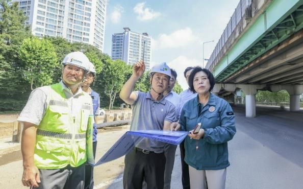 2025년 7월 신계용 과천시장이 국도47호선 우회도로 서울방향 도로 전환을 앞두고 사전점검을 하고있다