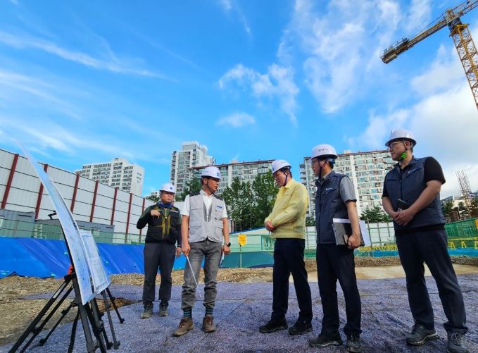최대호 안양시장이 2일 관양동의 평촌도서관 건립 현장을 직접 방문해 안전점검을 실시했다
