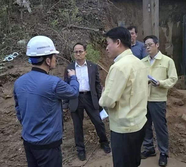조용익 부천시장(왼쪽에서 세 번째)이 관내 배수지 공사현장 노동자 사망사고 현장을 살펴보고, 관내 모든 공사현장에 대한 안전점검과 재발 방지를 지시했다.