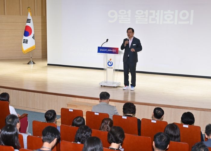 이현재 하남시장이 3일 시청 대강당에서 열린 9월 월례회의에서 당부말씀을 전하고 있다.