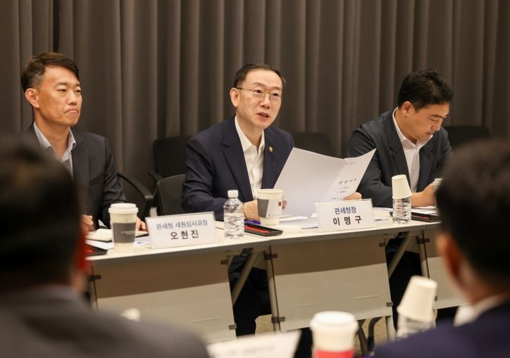 이명구 관세청장(가운데)이 2일(화) 서울 디지털자산거래소 공동협의체(DAXA)를 방문하여 DAXA 의장 등 관계자들과 간담회를 하고 있다