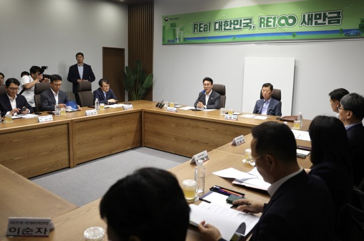 김민석 국무총리가 3일 전북 군산 새만금개발청을 방문, 현황 보고를 받고 있다.