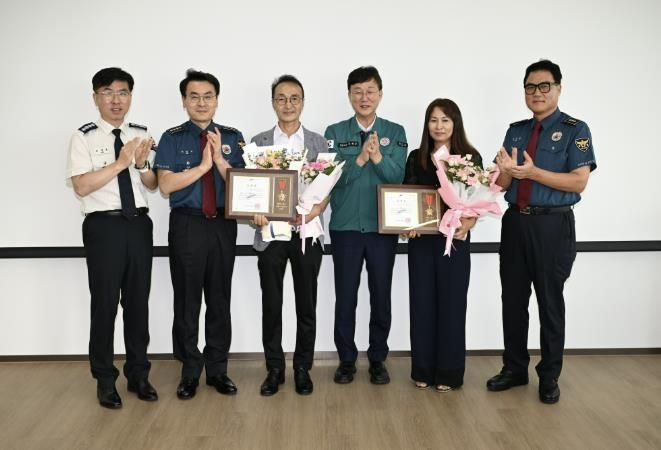 이민근 안산시장(오른쪽 세번째)이 차량 전복사고 현장에서 인명을 구조한 모범 시민들에게 표창을 수여하고 함께 기념촬영을 하고 있다.