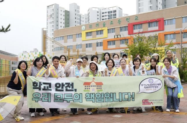 오전 위례숲초등학교 정문에서 이현재 하남시장, 하남경찰서, 하남시 모범운전자회, 경기도학교안전공제회 학부모 안전대사 등이 ‘아이 먼저’ 어린이 교통안전 캠페인을 실시하고 기념촬영을 하고 있다.