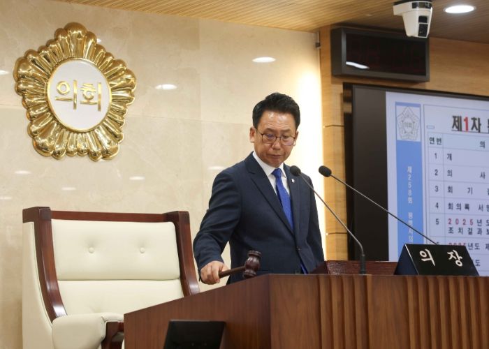 제258회 임시회 제1차 본회의에서 의사봉 타봉하는 강정구 의장