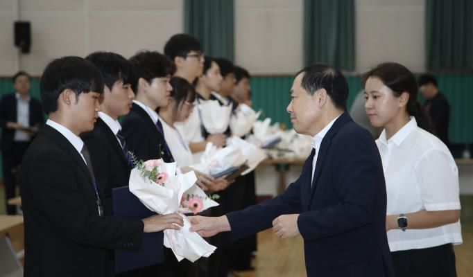 노권열 행정국장이 신규 임용 공무원에게 환영의 축하 꽃다발을 전하고 있다.