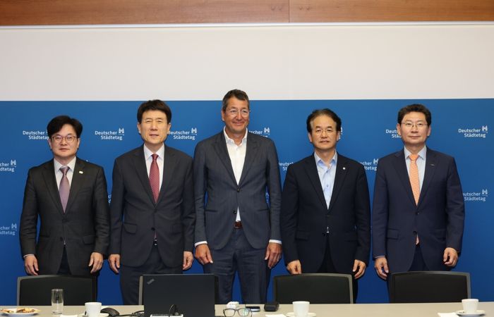 이상일 용인특례시장(오른쪽 첫 번째)은 5일(현지시간) 대한민국대도시시장협의회 소속 시장단과 함께 독일 베를린 독일도시협의회를 방문했다. 김병수 김포시장(왼쪽 첫 번째), 이강덕 포항시장(왼쪽 두 번째), 이동환 고양시장(오른쪽 두 번째)