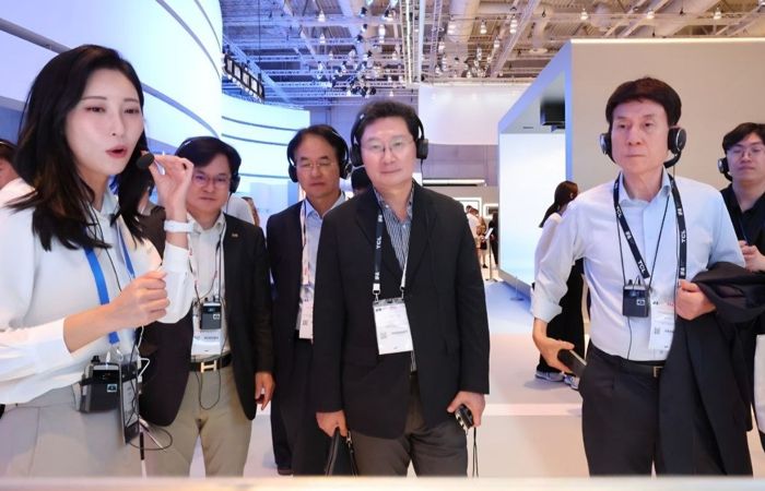 이상일 용인특례시장(가운데)이 IFA 삼성전자관에서 혁신제품을 살펴보며 설명을 듣고 있다