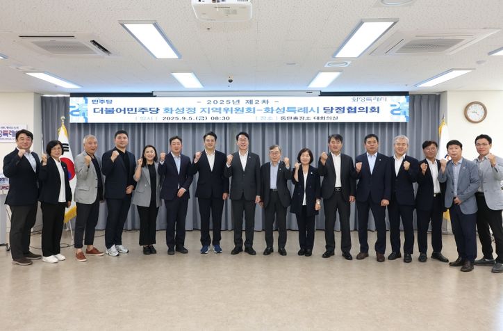 정명근특례시장(중앙)이 전용기 국회의원(좌측, 더불어민주당 화성시 정지역)과 기념촬영을 하고 있다