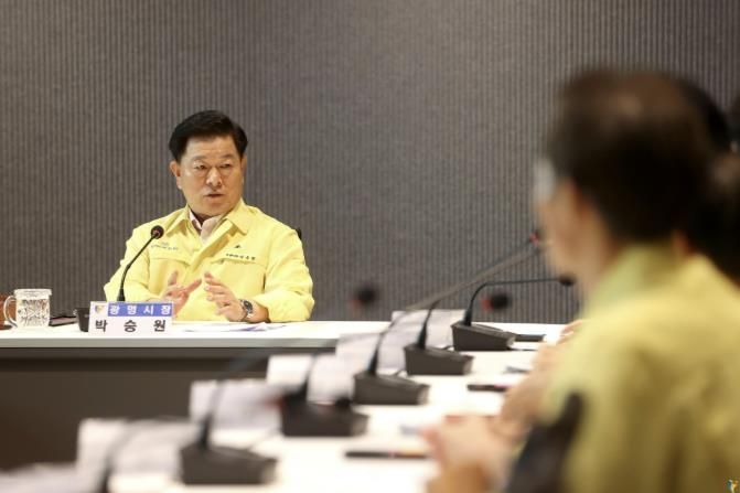 박승원 광명시장이 지난 8월 시청 컨퍼런스룸에서 열린 소하동 아파트 화재 관련 현안회의를 주재하고 있다.