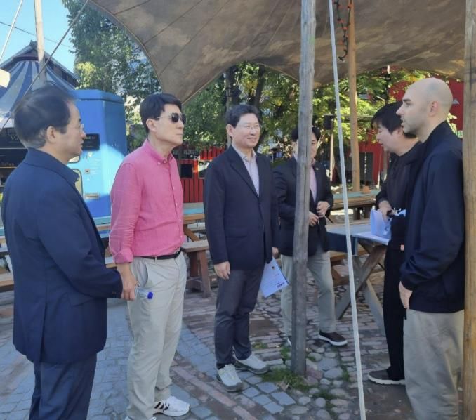 이상일 용인특례시장과 대도시시장단협의회 소속 시장들이 7일 독일 베를린의 도시재생 성공모델로 꼽히는 슈프레 강변의 '홀쯔막트 25' 현장을 찾아 이곳 도시재생 전문가의 설명을 듣고 있다