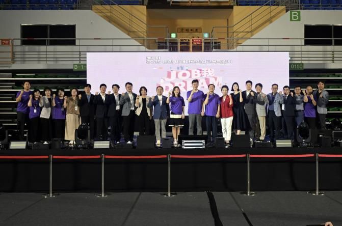 이민근 안산시장(오른쪽 열한번째)이 6일 상록수체육관에서 열린 ‘2025 안산 미래진로직업교육박람회’에서 참석자들과 함께 기념촬영을 하고 있다.