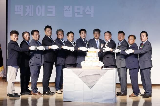 축하 떡케이크 절단식 기념 촬영