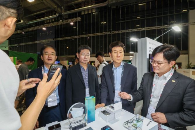 김병수 시장(우측 첫 번째)은 6일 독일 베를린에서 개최되는 세계 최대 가전·IT 전시회(이하 IFA)를 방문해 살펴보고 있다