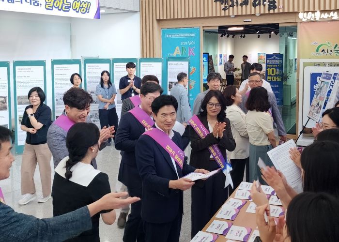 김대중 전라남도교육감이 5일 청사 로비에서 열린 ‘양성평등 퀴즈풀이’에 참여하고 있다.