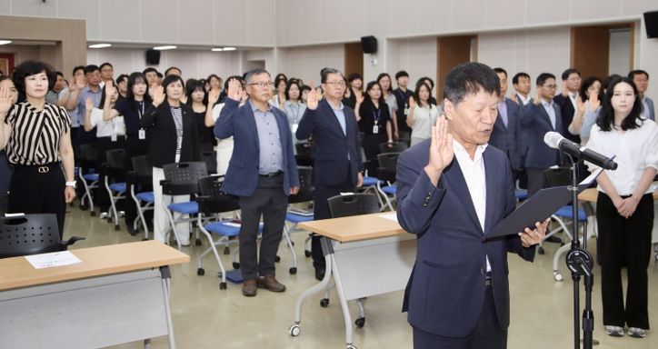 8일 본청 대회의실에서 ‘갑질 근절과 하이파이브 실천수칙 준수 서약식’이 진행되고 있다.