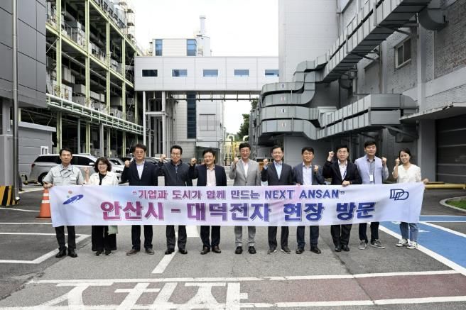 이민근 안산시장(가운데)이 대덕전자를 방문하고 임직원 및 참석자들과 함께 기념촬영을 하고 있다.