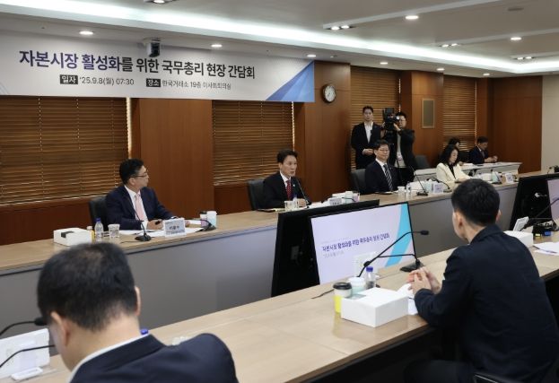 김민석 국무총리가 8일 여의도 KRX 사옥에서 열린 자본시장 활성화를 위한 현장 간담회에서 발언을 하고 있다.