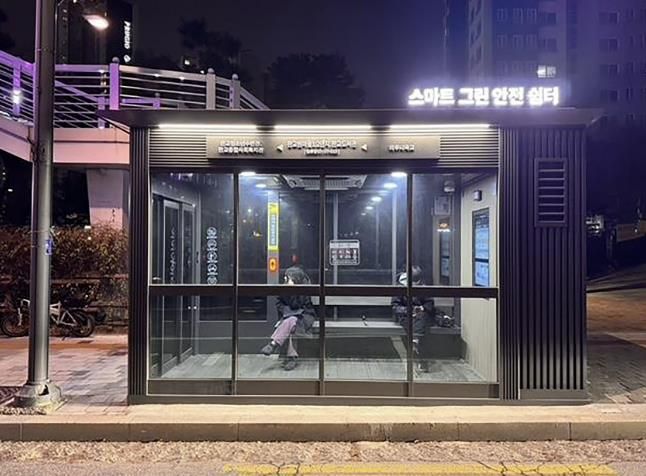 판교원마을 1,2단지 버스정류장에 설치된 스마트그린안전쉼터