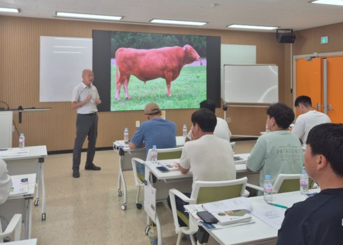 화성특례시가 10일 화성시농업기술센터에서 국립축산과학원 주관 ‘경영 분야 축산현장 맞춤형 종합 컨설팅'을 하고 있다