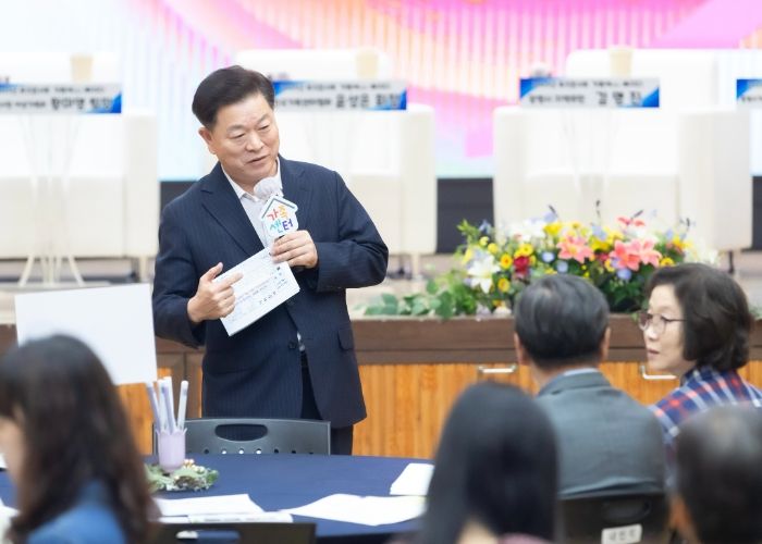 박승원 광명시장이 10일 시청 대회의실에서 열린 '2025년 가족포럼 가족애(愛)빠지다 저출생 해법, 광명에서 찾다'에 참석해 시민의 이야기를 경청하고 있다.