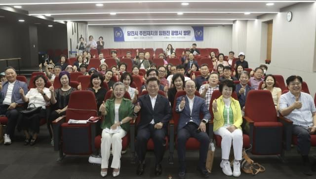 박승원 광명시장(사진 첫줄 왼쪽 두번째)이 지난 10일 광명시 평생학습원에서 광명을 찾은 당진시 주민자치회 방문단과 교류행사를 열고 기념사진을 촬영하고 있다.