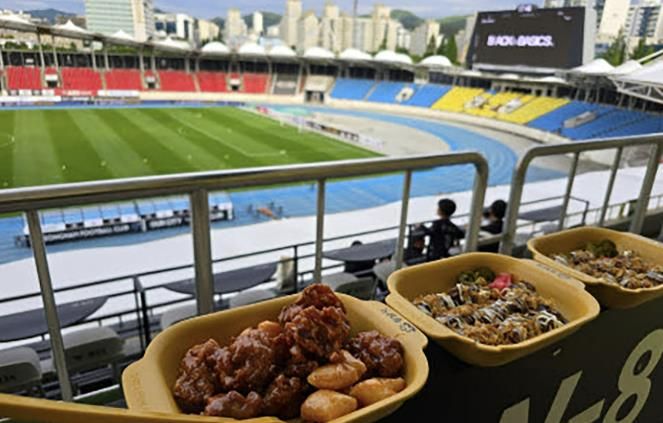 성남FC 홈경기 때 푸드트럭에서 다회용기에 담아 판매한 음식물