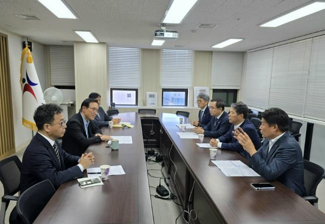조용익 부천시장이 부천 과학고 학생 선발방안 및 향후 운영 방향에 대해 이야기하고 있다. (왼쪽 가운데 임태희 경기도교육감, 오른쪽 맨 앞부터 차례로 조용익 부천시장, 서영석 국회의원, 이건태 국회의원, 김기표 국회의원)