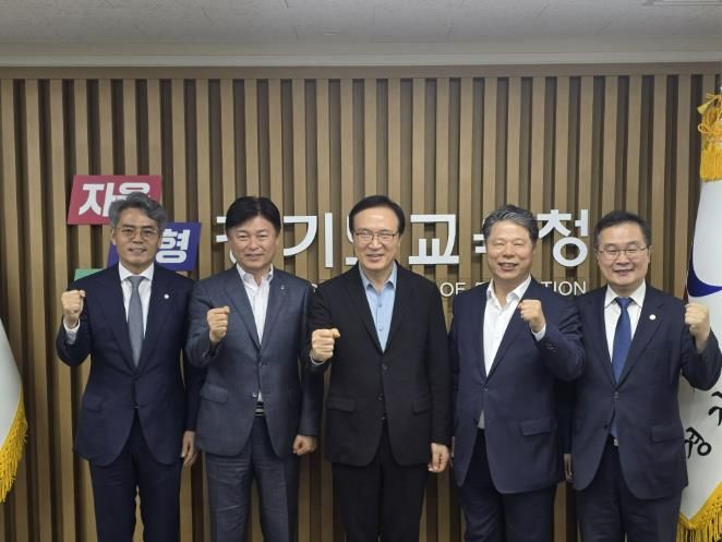 조용익 부천시장(왼쪽에서 두 번째)이 간담회 참석자들이 기념사진을 촬영하고 있다. (왼쪽부터 차례로 김기표 국회의원, 조용익 부천시장, 임태희 경기도교육감, 서영석 국회의원, 이건태 국회의원)