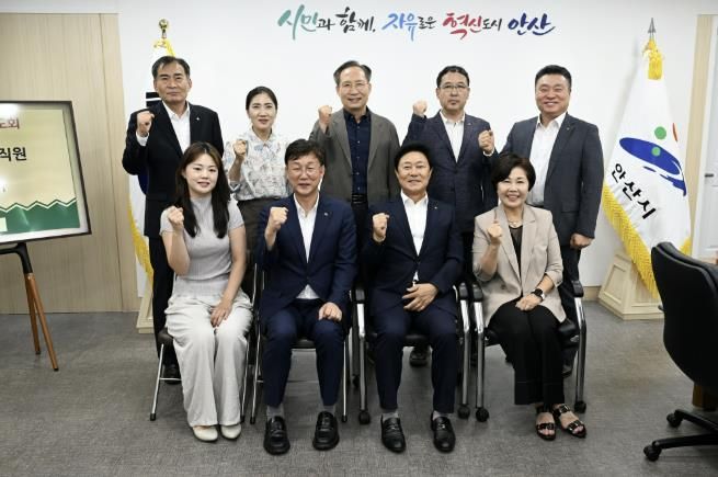 이민근 안산시장(앞줄 왼쪽 두번째)이 대한주택건설협회 경기도회 관계자들과 취약계층 집수리 지원사업 간담회를 개최하고 함께 기념촬영을 하고 있다.