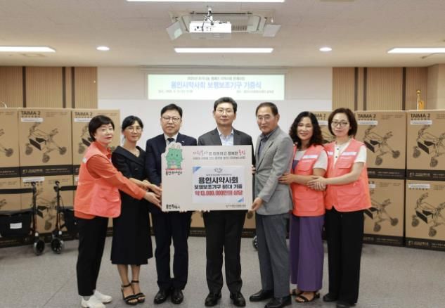 10일 용인시약사회는 용인시자원봉사센터에 거동이 불편한 어르신을 위한 보행보조기구 60대를 기증했다