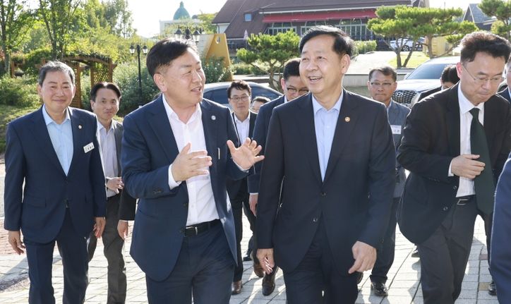 지방살리기 상생소비 활성화를 위한 협약식-구윤철 부총리
